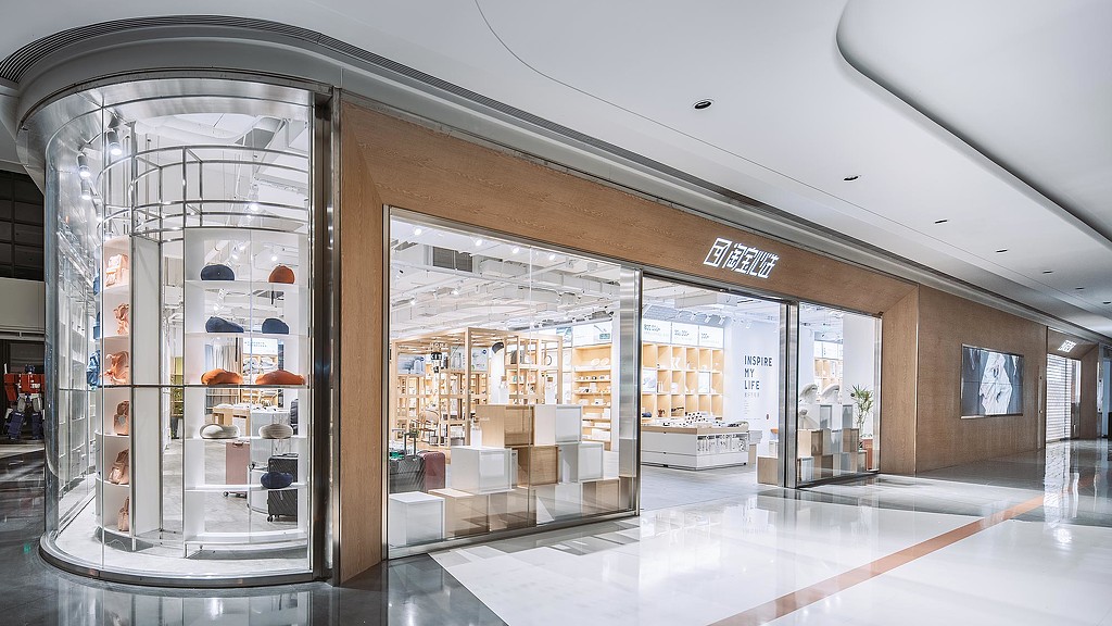 A store front with glass doors.